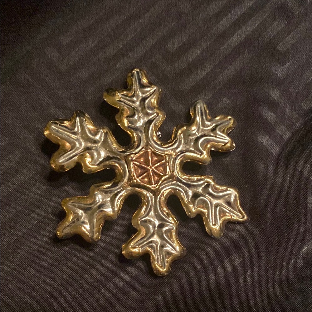 Gold Snowflake pendant/brooch